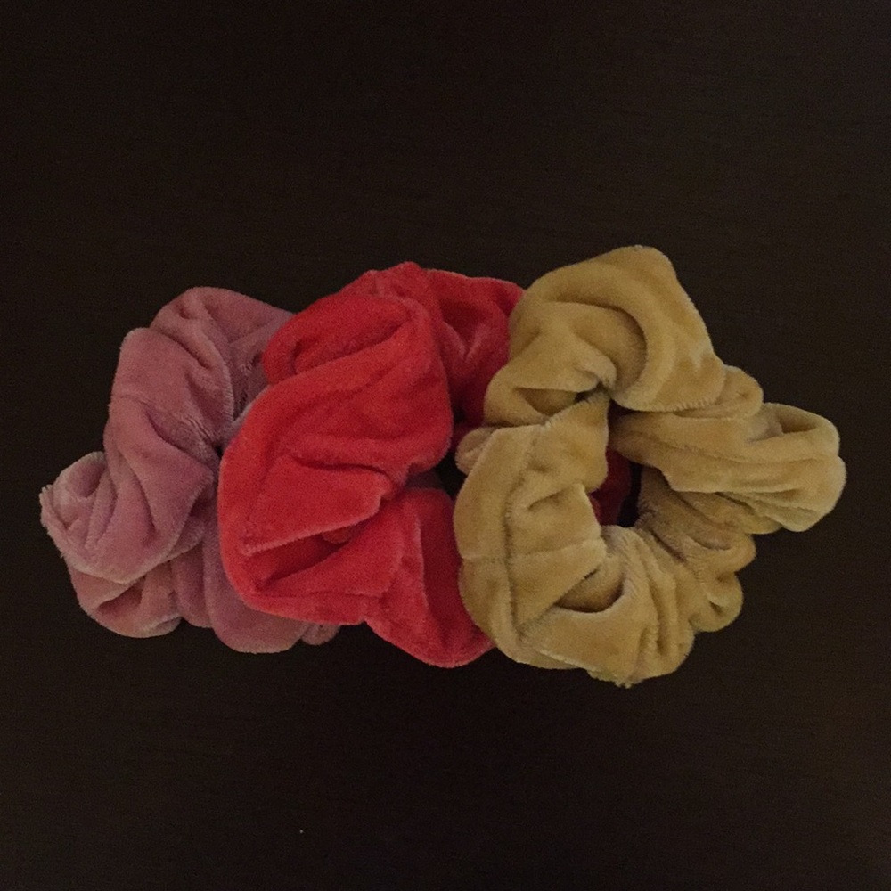 🌸PACK OF 3 SCRUNCHES🌸